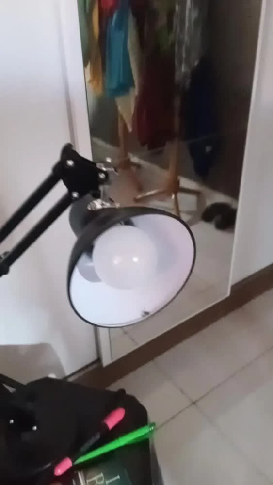 foto de Luminária Mesa Abajur Quarto Articulável Com Garra E Base Modelo Pixar Profissional Branco