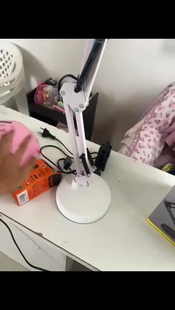 foto de Luminária Mesa Abajur Quarto Articulável Com Garra E Base Modelo Pixar Profissional Branco