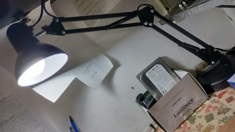 foto de Luminária Mesa Abajur Quarto Articulável Com Garra E Base Modelo Pixar Profissional Branco