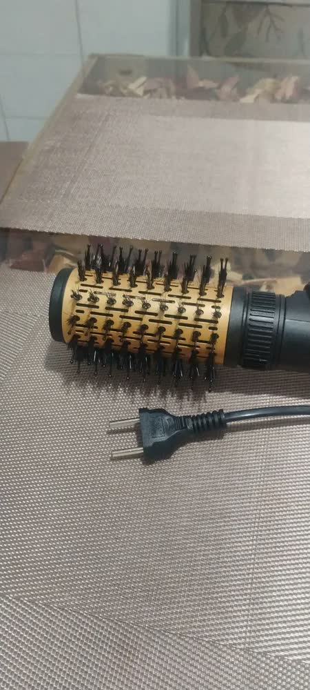 foto de Escova Rotativa Secadora Britânia 1300w Seca Modela Alisa Bivolt