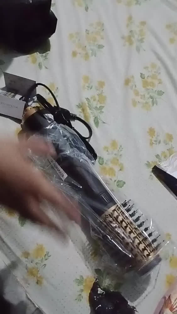 foto de Escova Rotativa Secadora Britânia 1300w Seca Modela Alisa Bivolt