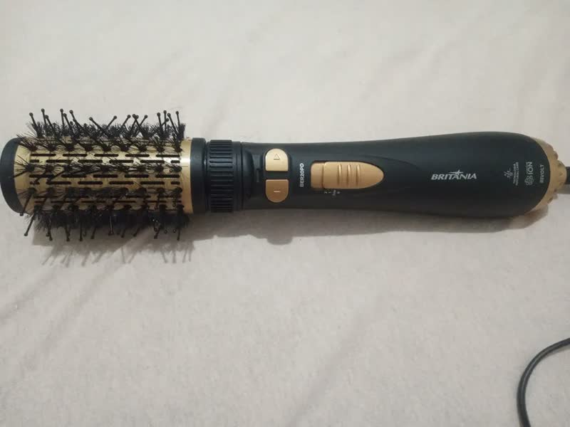 foto de Escova Rotativa Secadora Britânia 1300w Seca Modela Alisa Bivolt