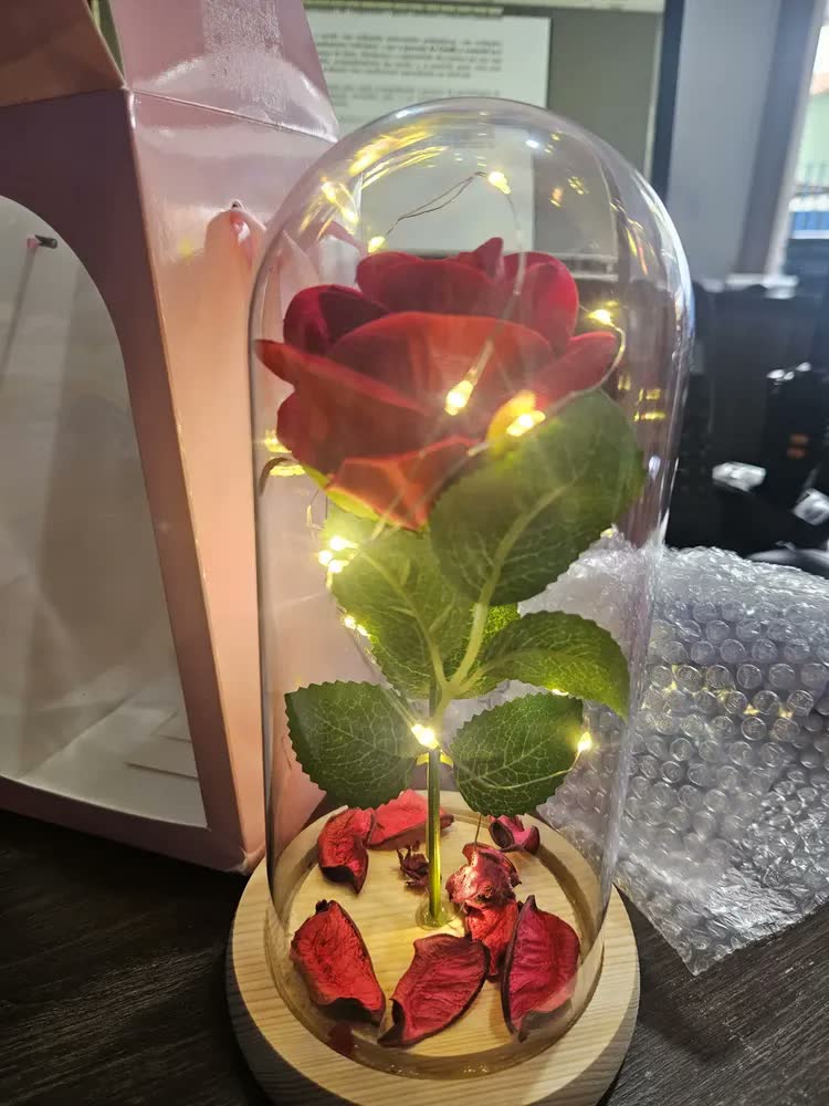 foto de We Varejo - Mini Luminária Rosa Encantada Led Enfeite Cúpula Redoma A Bela E A Fera 8,5 X 16 Cm Modelo Mini Base Abs Preto Baterias