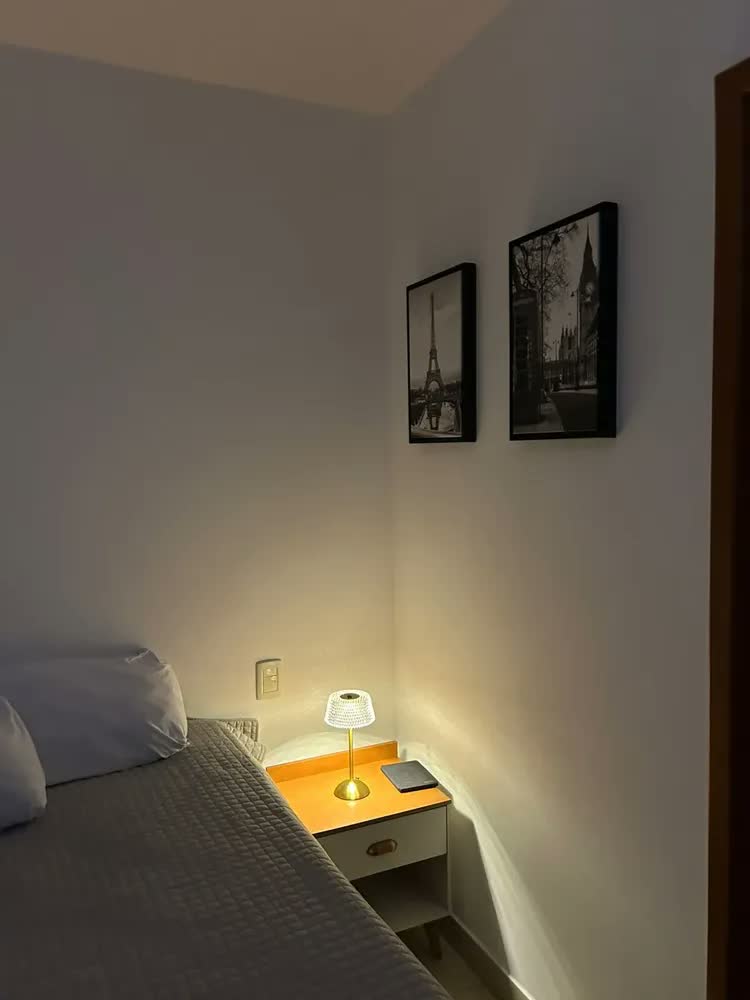 foto de Luminária Led Mesa E Abajur De Quarto 30 Cm Vintage Sem Fio Dimerizavel Touch E Pequena Em Quartos Casal Cabeceira Cama Para Estudar Leitura Livro Ler Estudo Mesinha Escrivaninha Bancada Decorativa