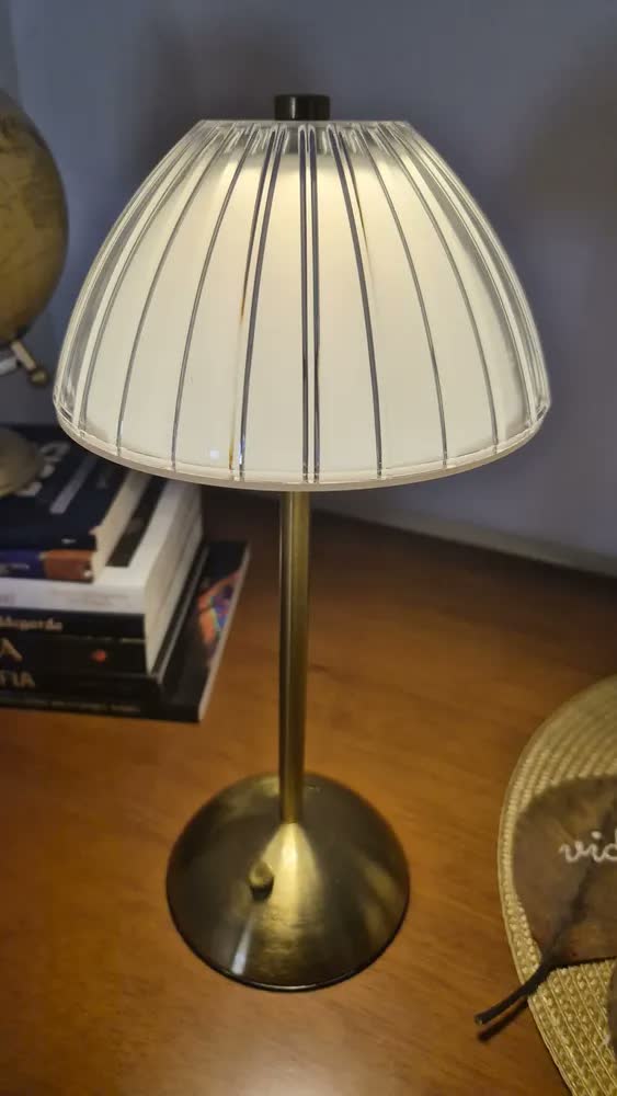 foto de Luminária de Mesa LED Via Flix Dourada Recarregável com Touch para Quarto