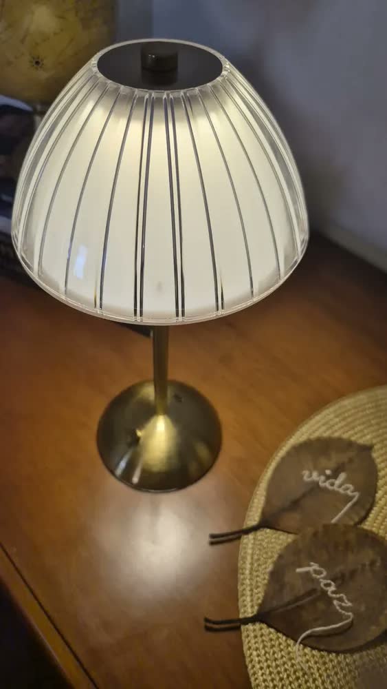 foto de Luminária de Mesa LED Via Flix Dourada Recarregável com Touch para Quarto