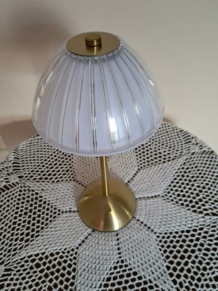 foto de Luminária de Mesa LED Via Flix Dourada Recarregável com Touch para Quarto