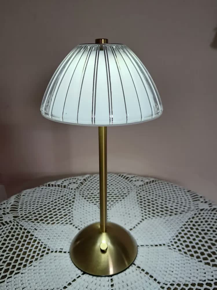 foto de Luminária de Mesa LED Via Flix Dourada Recarregável com Touch para Quarto