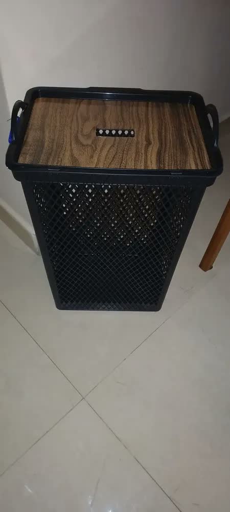 foto de Cesto De Roupa Suja 49L Telado Com Tampa Adesivada Estampa Madeira Arqplast - Organizador Banheiro Lavanderia Grande Resistente