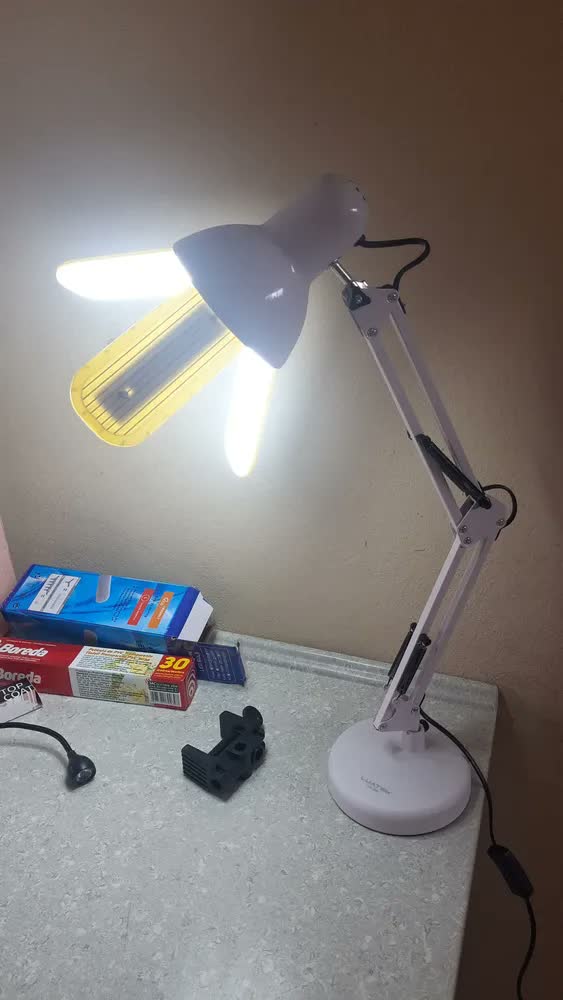 foto de Luminária De Mesa Articulada Abajur Modelo Pixar Com Base Branco