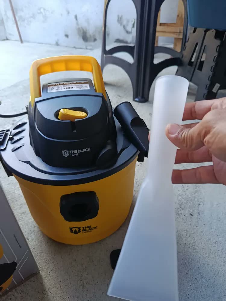 foto de Aspirador De Pó E Água Com Bico Extratora E Bocal Sopro Compacto 10 Litros Amarelo/preto Tbap100 The Black Tools