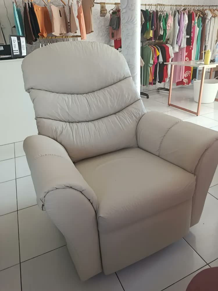 foto de Poltrona Reclinável de Corino com Apoio de Pernas, 1 Lugar Bege