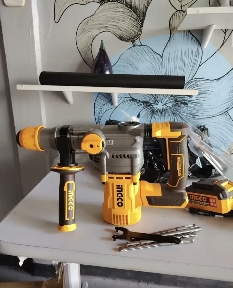 foto de Martelete Combinado Á Bateria 2,5j Sds Plus 20v Ingco Preto E Amarelo