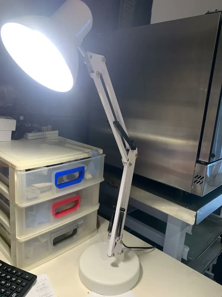 foto de Luminária De Mesa Abajur Articulável Metal Branco Luz De Leitura Estudo Com Base E Garra Cúpula E Estrutura Flexível Para Mesa Quarto Sala Escritório Manicure 110v/220v Bravvi
