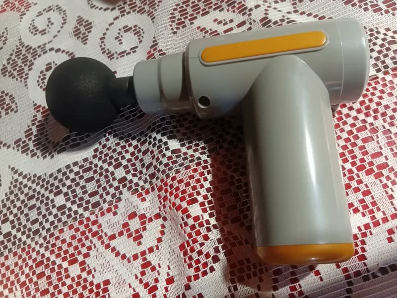 foto de Pistola Massageadora Muscular Profissional Space Eye para Aliviar Dores com 6 Níveis e 4 Ponteiras
