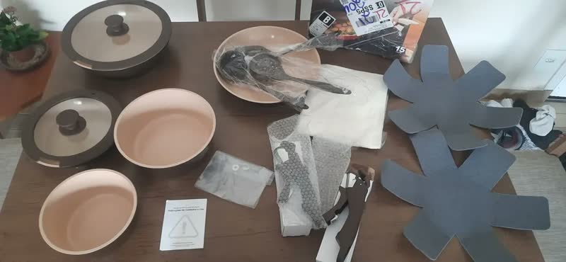 foto de Jogo Panelas 15 Pçs Antiaderente Cabo Removível Tampa Vidro Colheres De Silicone Cozinha Familar Fogao Indução Frigideira Frita Sem Oleo A Vapor Vermelho Com Avental