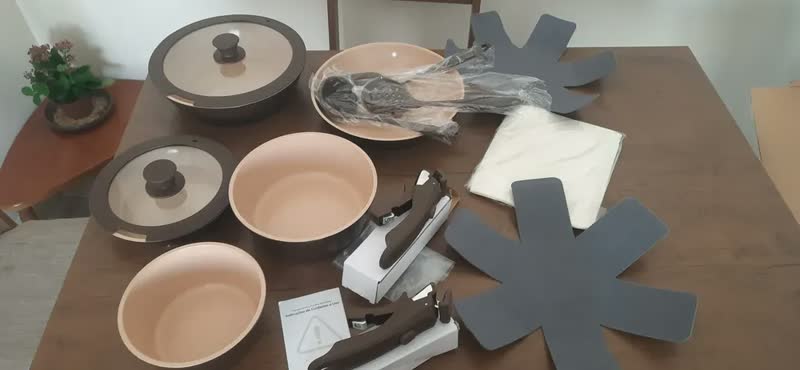 foto de Jogo Panelas 15 Pçs Antiaderente Cabo Removível Tampa Vidro Colheres De Silicone Cozinha Familar Fogao Indução Frigideira Frita Sem Oleo A Vapor Vermelho Com Avental