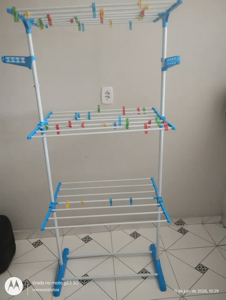 foto de Varal De Chão Grande Com Abas Apartamento Roupa Vertical Cinza