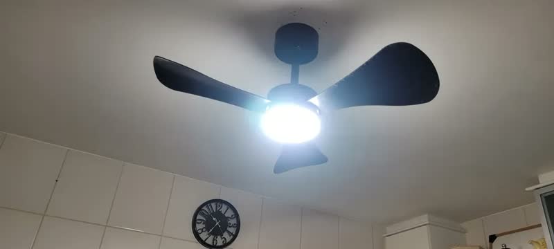 foto de Ventilador de Teto Ventilow Neon Preto, 85 cm, com LED Dimerizável e Controle Remoto, para Quarto e Sala