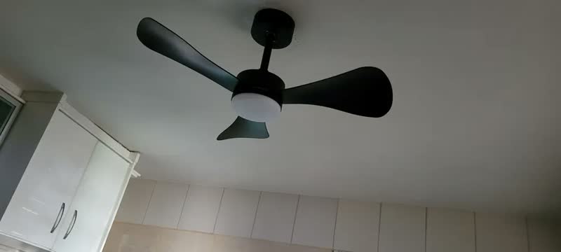 foto de Ventilador de Teto Ventilow Neon Preto, 85 cm, com LED Dimerizável e Controle Remoto, para Quarto e Sala