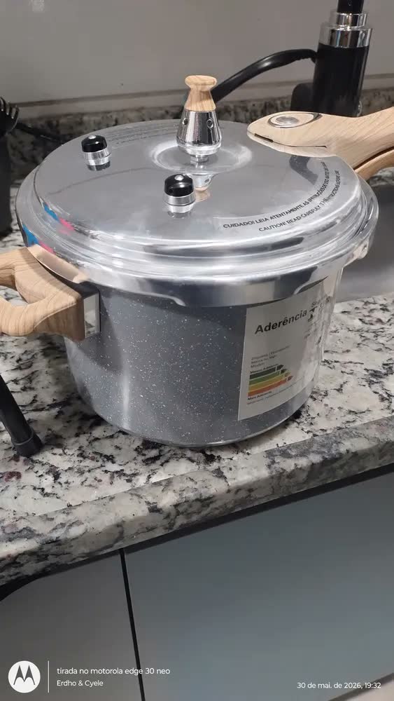 foto de Panela de Pressão Oster Bravada de 4,5 Litros com Cerâmica e Antiaderente para Indução