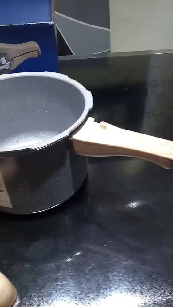 foto de Panela de Pressão Oster Bravada de 4,5 Litros com Cerâmica e Antiaderente para Indução
