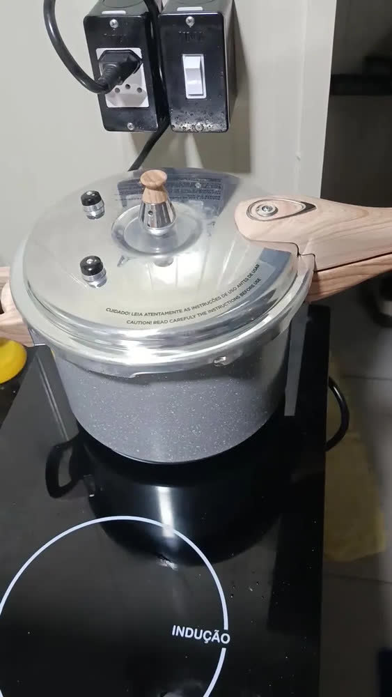 foto de Panela de Pressão Oster Bravada de 4,5 Litros com Cerâmica e Antiaderente para Indução
