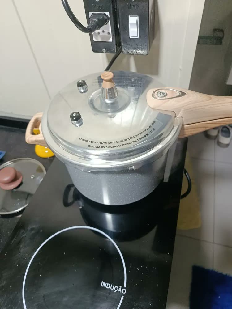 foto de Panela de Pressão Oster Bravada de 4,5 Litros com Cerâmica e Antiaderente para Indução
