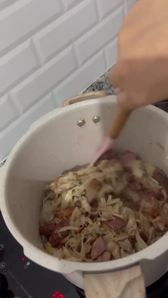 foto de Panela de Pressão Oster Bravada 4.5 Litros Antiaderente Cerâmica para Indução Cream