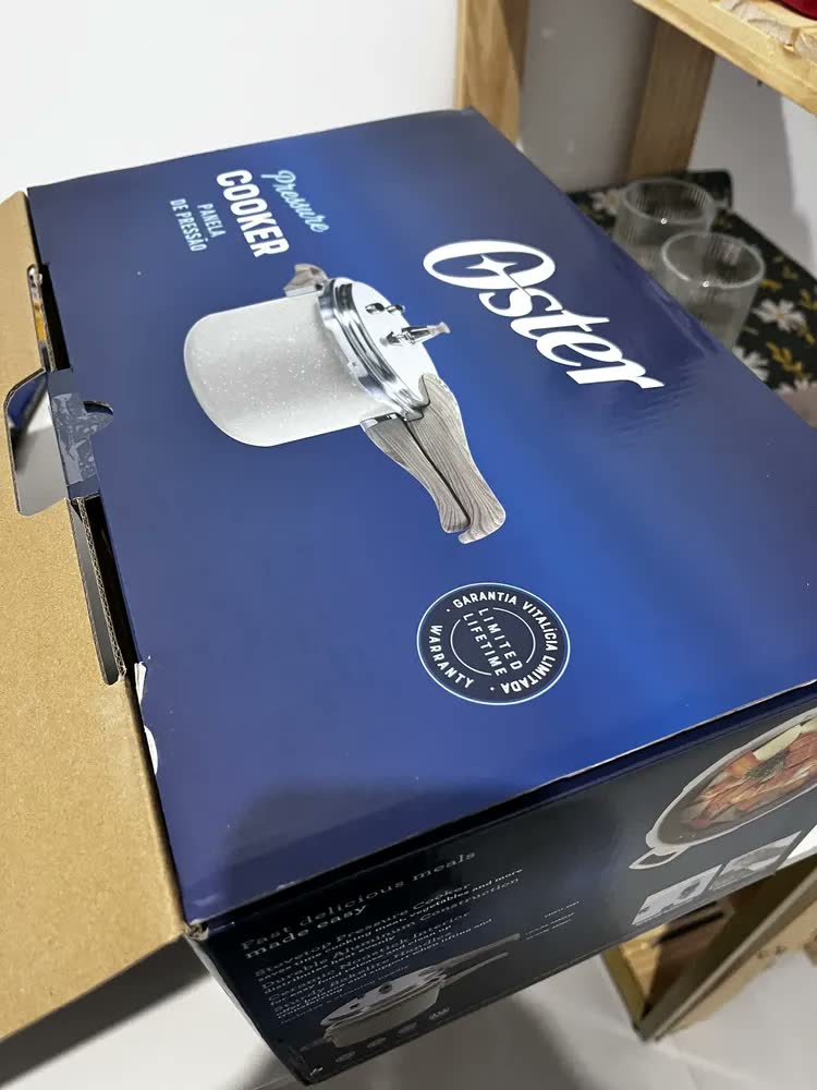 foto de Panela de Pressão Oster Bravada 4.5 Litros Antiaderente Cerâmica para Indução Cream