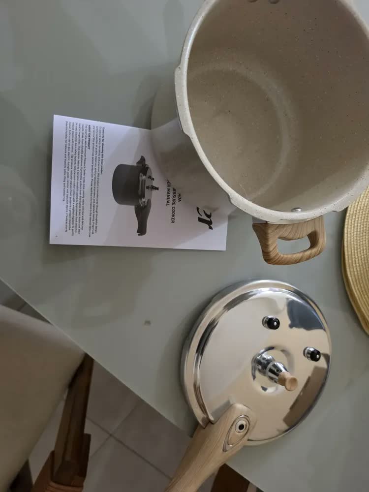 foto de Panela de Pressão Oster Bravada 4.5 Litros Antiaderente Cerâmica para Indução Cream