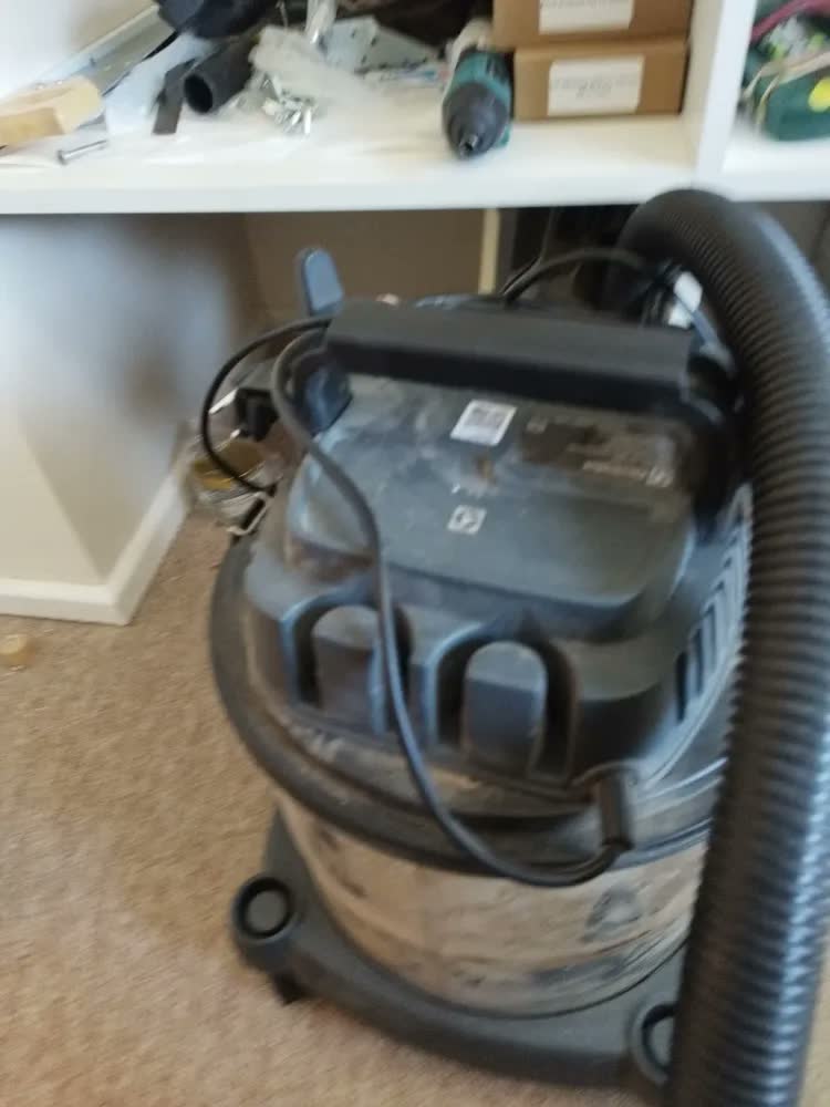 foto de Aspirador de pó e água preta de aço inoxidável Electrolux GT20i