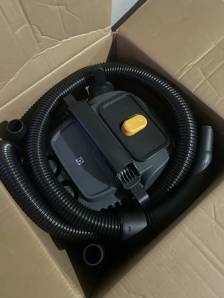 foto de Aspirador de pó e água preta de aço inoxidável Electrolux GT20i