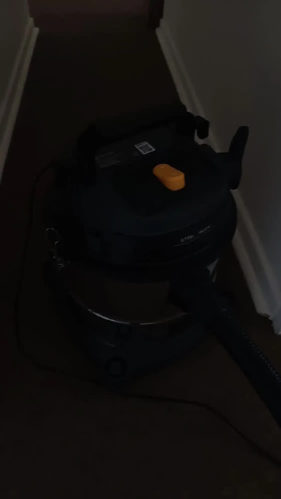 foto de Aspirador de pó e água preta de aço inoxidável Electrolux GT20i