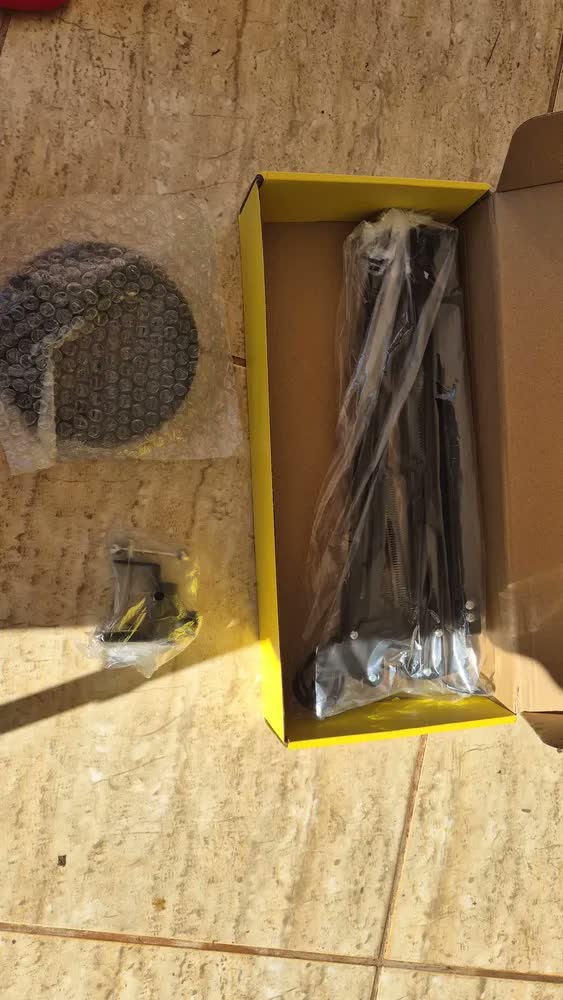 foto de Luminária de Mesa Articulada Dhunnas Com Garra e LED USB – Estrutura Branca