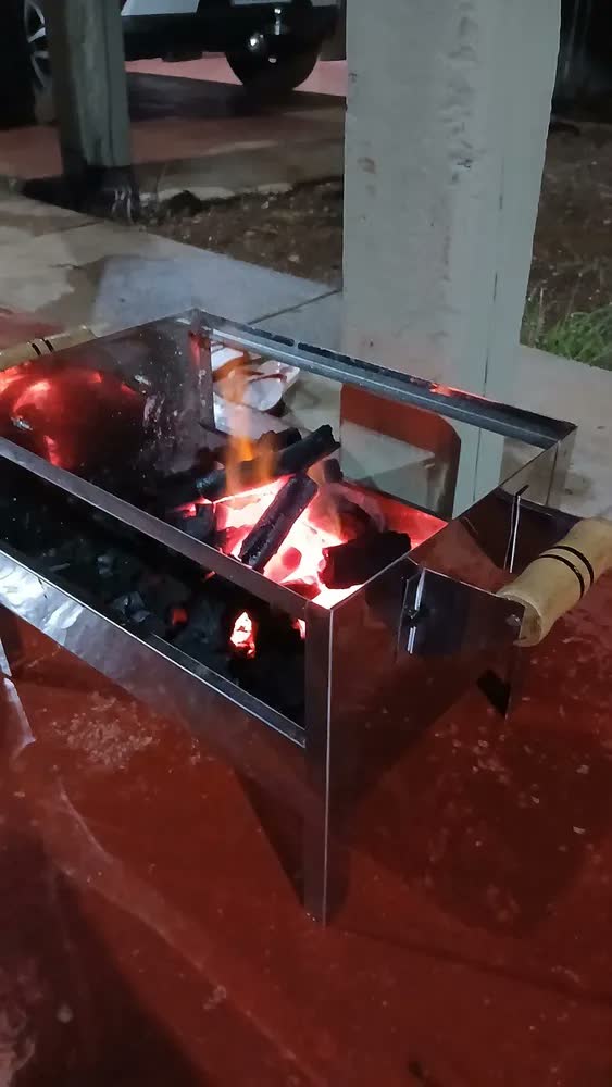 foto de Churrasqueira Portátil Camping Aço Inox Carvão Cor Prata