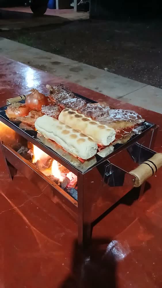 foto de Churrasqueira Portátil Camping Aço Inox Carvão Cor Prata
