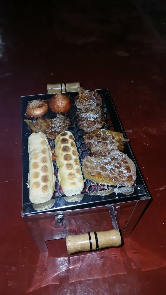 foto de Churrasqueira Portátil Camping Aço Inox Carvão Cor Prata