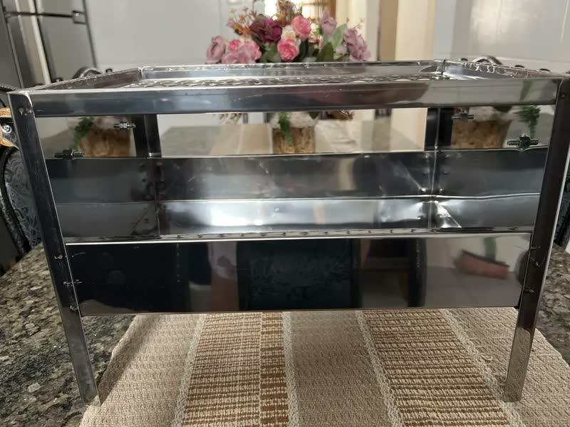 foto de Churrasqueira Portátil Camping Aço Inox Carvão Cor Prata