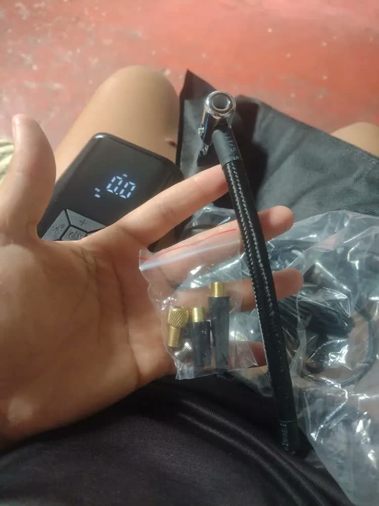 foto de Mini Compressor de Ar Portátil Aiyin 150 psi para Pneu de Carro, Moto e Bike com Lanterna LED