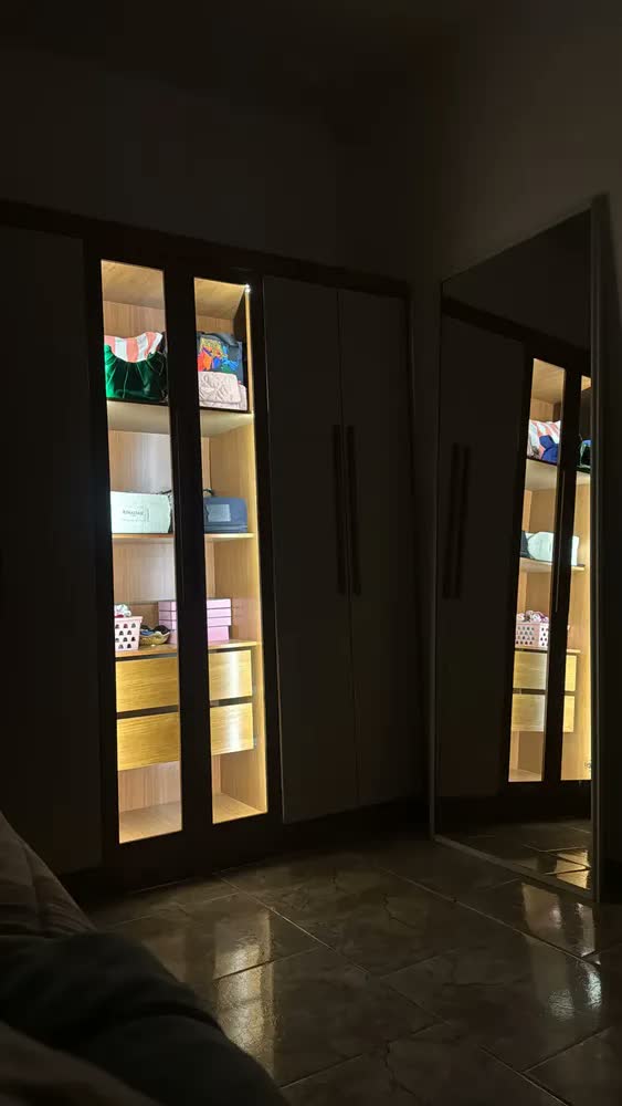 foto de Guarda-roupa Casal Com Pés Reflecta Com Led 06 Portas Cinamomo