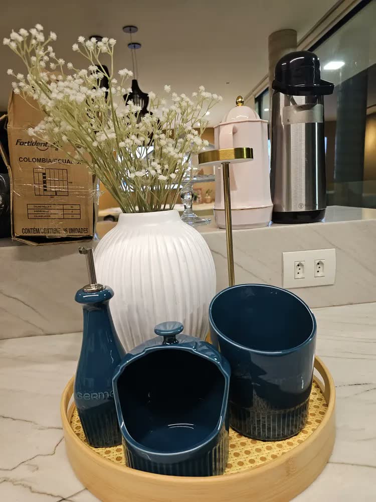 foto de Dupla Vasos Cerâmica Decorativos Entrelaçados Enfeite Rack Bege Vaso Cupula