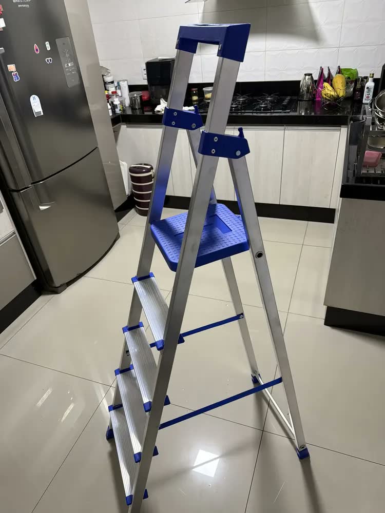 foto de Escada De Alumínio Reforçada 5 Degraus - Tramontina Alumínio