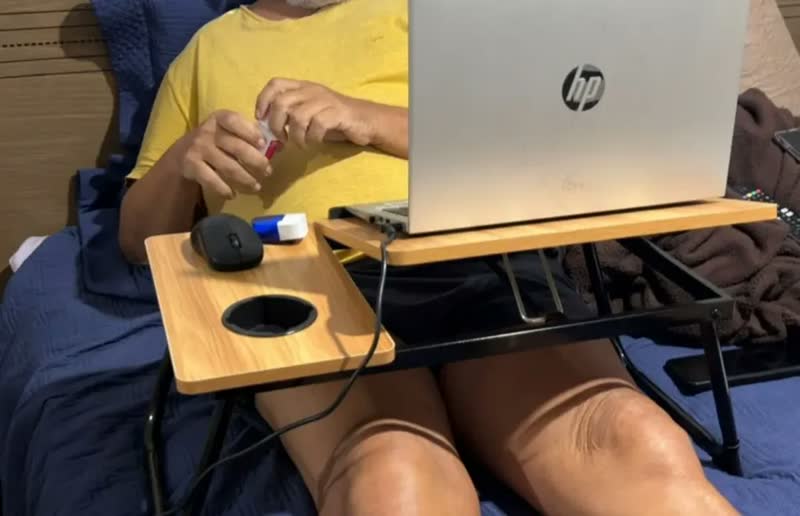 foto de Mesa Suporte Dobrável Para Notebook Cama Sofá Articulada Em Mdf E Aço Com Porta Copos Ajustável Ergonômica