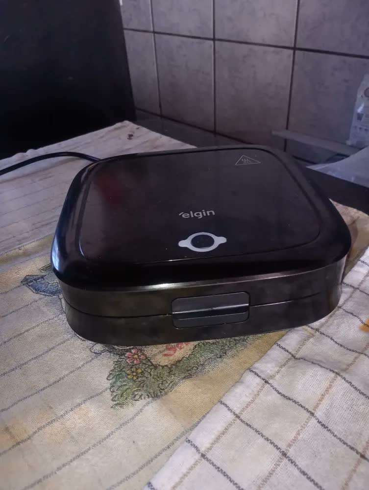 foto de Sanduicheira Duo Time 800w Antiaderente Preta Elgin Preto
