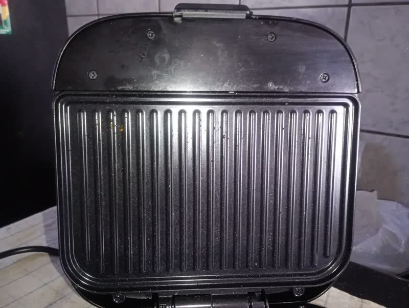 foto de Sanduicheira Duo Time 800w Antiaderente Preta Elgin Preto