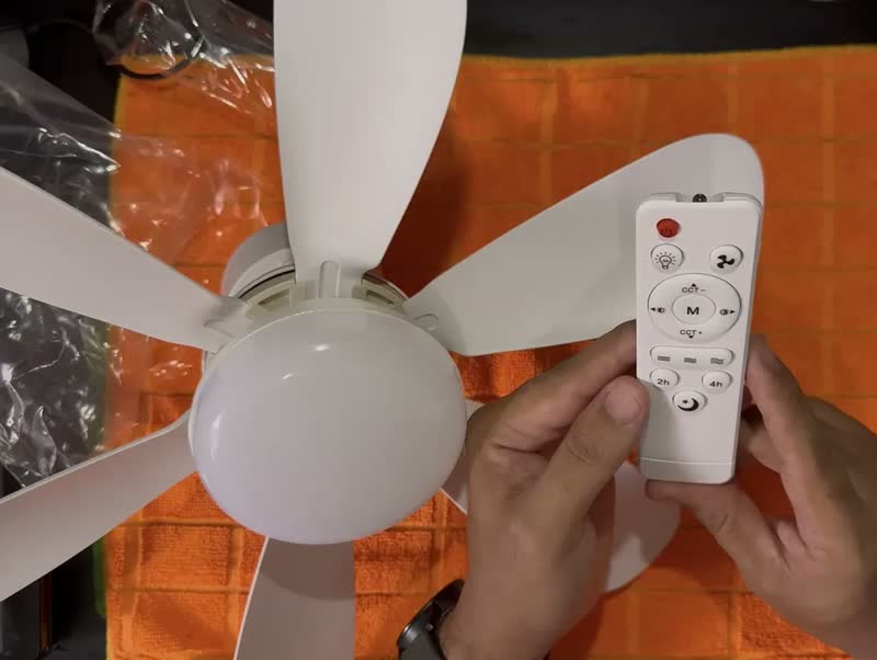 foto de Ventilador De Teto Led Branco 6 Pás Silencioso Controle Remoto 3 Cores De Luz Bocal E27 Essency