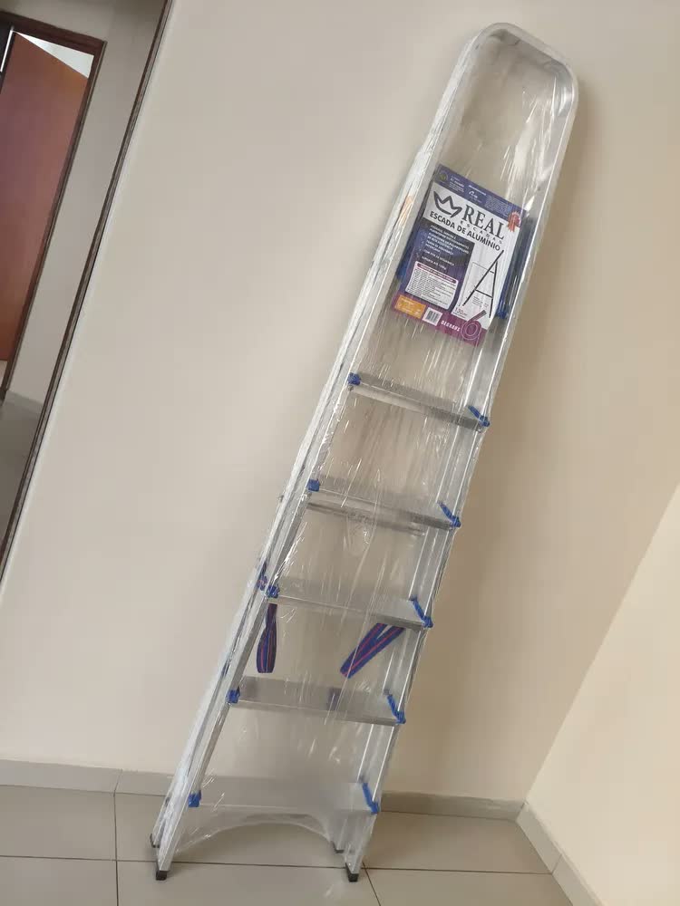 foto de Escada Doméstica Em Alumínio 6 Degraus Real Escadas Cor Prata Reforçada