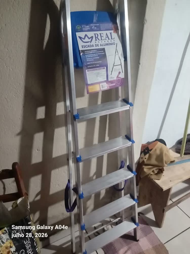 foto de Escada Doméstica Em Alumínio 6 Degraus Real Escadas Cor Prata Reforçada