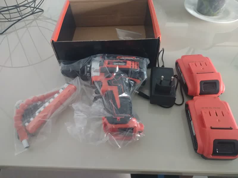 foto de Parafusadeira e Furadeira de Impacto GM Bear Sem Fio 21V, Com 2 Baterias e Kit de 28 Acessórios